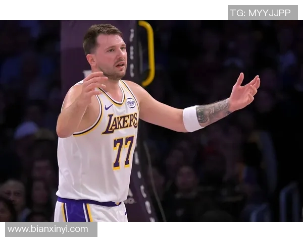 湖人险胜!东契奇38+13+10,赛后老詹一把抱住沃特森,约基奇走入场内 湖人险胜!东契奇38+13+10,赛后老詹一把抱住沃特森,约基奇走入场内